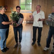 Rieke Trittin (links) und Harald Piaskowski(2. von rechts) übergeben Urkunden und Geschenke an Ute Dupeire und Gotthard Niedling.                Bild: TV Gersfeld