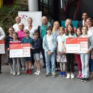 Im Foyer der Grundschule Stierstadt sind die ausgewählten Familien und die erfolgreichsten Schulen mit Preisen und Geldprämien ausgezeichnet worden+                Bild: Gerhard Strohmann