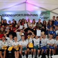 Die Preisträger der Jugendsportlerehrung der Sportjugend Lahn-Dill haben allen Grund zu Jubeln.                Bild: Heike Pöllmitz
