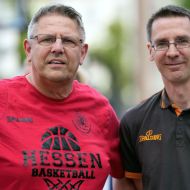 Im weiblichen Leistungssport wir künftig eine "Doppelspitze" agieren.
Neben dem langjährigen Landestrainer Ebi Spissinger (Foto, links) wird sich künftig mit Frank Arnold (Foto, rechts) erstmals ein hauptamtlicher Trainer um die Entwicklung im Mädchen-Basketball kümmern.                Foto: Peter Voeth