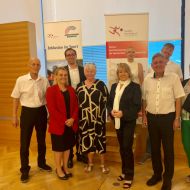Gruppenfoto in Gelnhausen. Von links: Jürgen Jung (Sportkreis Referent Umwelt und Infrastruktur), Julia Steinecker (Abteilungsleiterin Fachstelle
Sport, Stadt Hanau), Florian Dinges (2. Vorsitzender Sportkreis), Gabriele Ewald (Referentin Familie, Frauen, Senioren, Integration, Inklusion im
Sportkreis), Sieglinde Weber (2. Vorsitzende Sportkreis), Michaela Seifert ( Jugendvorstand im Sportkreis), Helmut Meister (Sportkreis-Vorsitzender),
William Sonnenberg (lsb h, Referent für Sport und Inklusion), Brigitte Senftleben (Referentin Sportentwicklung im Sportkreis).                Bild: Lennart Nickel