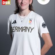 Elisa Mevius (20) startete Ihre Laufbahn beim BBC Rendsburg, bevor Sie 2019 an das Basketballinternat nach Grünberg wechselte und dort zur Bundesliaspielerin reifte. Ihren ersten Einsatz hatte die 1,80m große Playmakerin bereits mit 15 Jahren bei den Bender Baskets.
Nach Ihrem Abitur (2022) an der Theo-Kochg-Schule erhielt Mevius auf Empfehlung von BI-Cheftrainer René Spandauw ein Vollstipendium am Siena College. Dort gehörte Elisa zwei Spielzeiten zu den Leistungsträgerinnen.
Seit diesem Sommer hat die 3x3-Nationalspielerin am ehemaligen College von WNBA-Star Satou Sabally, den Oregon Ducks, eine neue Herausforderung gefunden.
Die Nominierung in das3x3-Olympiateam krönt Ihre noch junge Laufbahn.                 Bild: Team Deutschland