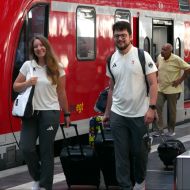 Die Olympia-Schützen Doreen Vennekamp und Florian Peter bei ihrer Rückkehr aus Paris am Frankfurter Hauptbahnhof                Bild: HSV / Lutz Berger