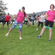 Und hinten ist der See (zu ahnen): Die Übungsleiterinnen Anja Nowitzki (links) und Sandra Fisseler bei einer Übung mit Band bei Sport im Park um Ufer.                Bild: Gerhard Menkel