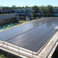 Rund 400 Platten wurden auf dem Schwimmbaddach installiert. Der lsb h
will mit der Photovoltaikanlage etwa 15 Prozent seines Strombedarfs decken.
                Bild: lsb h