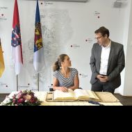 Oberbürgermeister Hanno Benz mit Triathletin Lisa Tertsch beim Eintrag ins Goldene Buch                Bild: Wissenschaftsstadt Darmstadt