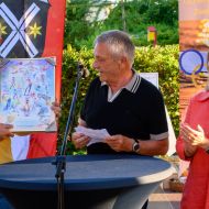 Max Lemke erhält von Sportkreis-Vorsitzendem Günter Bausewein die Große Ehrenurkunde des SK Bergstraße. Rechts im Bild die Geschäftsführerin der Sportregion Rhein-Neckar Andrea Michels.                Bild: Karl-Hans Kern