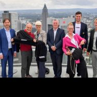 Geballte Sportkompetenz: Auf dem Dach des MAIN TOWERS in Frankfurt am Main gaben die Vertreter verschiedener Verbände, Vereine und Institutionen ihre Stellungnahme zur wichtigen Bedeutung der Europäischen Woche des Sports #BEACTIVE FrankfurtRheinMain.
v.l.n.r. Dr. Michaela Werkmann, Vorständin Deutscher Turnerbund,  Prof. Dr. Marcus Gwechenberger, Planungsdezernent der Stadt Frankfurt, Roland Frischkorn, Vorsitzender des Sportkreis Frankfurt e.V., Ann Kathrin Linsenhoff, Sportbeauftragte Sportförderung, Hessisches Ministerium für Familie, Senioren, Sport, Gesundheit, Dr. Boris Zielinski, Geschäftsführer der BäderBetriebe Frankfurt GmbH, Dany Kupczik, Geschäftsführerin Special Olympics Deutschland in Hessen e.V., Andreas Bechmann, Zehnkämpfer bei Eintracht Frankfurt e.V., Unternehmer und Botschafter der Aktionswoche, Juliane Kuhlmann, Präsidentin des Landessportbundes Hessen e.V., Ferdinand Huhle, Leiter Konzernkommunikation & Public Affairs der Mainova AG.                 Bild: Kai Peters