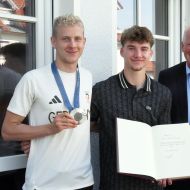 Die Olympia-Teilnehmer Oliver Klemet (links) und Pascal Brendel (Mitte) haben sich zur Freude von Wehrheims Bürgermeister Gregor Sommer in das „Goldene Buch“ der Gemeinde eingetragen.
Foto: Gerhard Strohmann