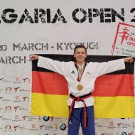 Mit zweimal Gold  stellte Jonas beim G1 Turnier Bulgaria Open Poomsae in Sofia seine Klasse auf internationalem Parkett erneut unter Beweis.                Bild: Stefanie Malik