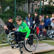 Rollstuhl-Fahren hat die Kinder ohne Bewegungseinschränkungen vor eine ganz besondere Herausforderung gestellt.                 Bild: Sportkreis Hochtaunus