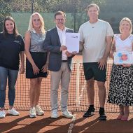 vl. Peter Ceming (Gemeinde Petersberg), Bürgermeisterin Claudia Brandes, Martina Hahner (TC Marbach), Frederik Schmitt (EKB), Klaus Frank (TC Marbach), Julia Schröder (Landkreis Fulda), Magdalena Heil (Gemeinde Petersberg), Harald Piaskowski (Sportkreis Fulda-Hünfeld).                Bild: TC 1987 Marbach