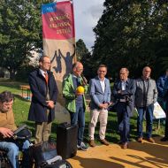 Stefan Mölleney von der Stadt Fulda (mit Ball und Mikrofon) begrüßt die Ehrengäste bei der offiziellen Eröffnung des Bewegungsparks am Aschenberg                Bild: Harald Piaskowski