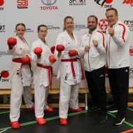 Damen Team (Kampfgemeinschaft Dietzenbach / Friedberg) v.l.: Alexander Lang und Jamal Laudiai beide Landestrainer Kumite, Nele Mielke vom Karate Dojo Dietzenbach, Diana Takzima vom SV Herkules 01 e.V. Kassel, Kristina Keller vom IFIZ Wuppertal                Bild: Martina Bier für den HFK