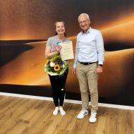 Urkunde, Blumen und einen Gutschein gab es für das fünftausendste Mitglied des Sv Fun-Ball Dortelweil, Friederike Haußmann. Vereinsvorsitzender Stefan Kött gratulierte.                Bild: SV Fun-Ball Dortelweil / Privat
