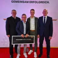 Jörg Pietschmann (2.v.l.) mit Dr. Werner Weigelt (Präsident Hessischer Skiverband), Skispringer Stephan Leyhe und Jürgen Hensel (Präsident SC Willingen) (v.l.)