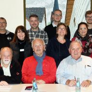 Sportkreis-Vorsitzender Norbert Möller (vordere Reihe, Zweiter von rechts) hat die Info-Veranstaltung für die Wehrheimer Sportvereine geleitet, an der auch Bürgermeister Gregor Sommer (stehend, Zweiter von links) teilgenommen hat.                Bild: Gerhard Strohmann
