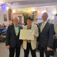 v.l. Manfred Schmidt (Ehrenvorsitzender Sportkreis Rheingau-Taunus, Andrea Wünsch, Frank Kilian (Vorsitzender TSG Geisenheim)                Bild: Frank Wünsch