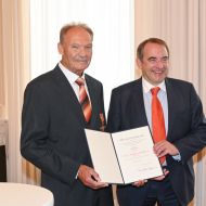 Helmut Fritz erhält von Alexander Lorz das Bundesverdienstkreuz                Bild: Helga Tomaschky-Fritz