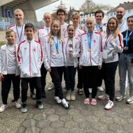 Gruppenfoto mit einem Teil  des Hessischen Karate Teams mit Landeskadertrainerin Sophie Wachter (zweite von rechts vorne)                Bild: Hessischer Karate Verband