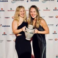 Rechts: Christine (Ini) Bernstein: Trainerin des Jahres 2024, links: Jasmin Jüttner vom SC Judokan e.V. Frankfurt (war nominiert zur Sportlerin des Jahres 2024)                Bild: Sportamt Frankfurt, Sportgala