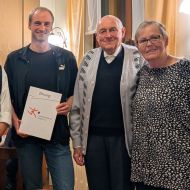 Die Mitglieder des TVP-Ältestenrats und der Sportkreisvorsitzende bei der Übergabe der Ehrenurkunde - v. l. Manfred Pinhack, Harald Piaskowski, Melvin Axt, Klaus-Dieter Albert, Elvira Albert                Bild: Thorsten Vey - TV Petersberg