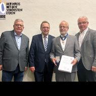 Verleihung des Hessischen Verdienstordens (v.li.): Reimund Schirmer (Vorsitzender der Gemeindevertretung Malsfeld), Landrat Winfried Becker, der geehrte Wilfried Sommer und Malsfelds Bürgermeister Michael Hanke. Foto: N.N. | Gemeinde Malsfeld                Bild: NN./Gemeinde Malsfeld