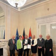 Sportkreis-Vorsitzender Günter Bausewein erhält den Hessischen Verdienstorden am Bande (v.l.: SK-Ehrenvorsitzender Horst Knop, stv. SK-Vorsitzende Sibylle Becker, Günter Bausewein, Staatsministerin Diana Stolz, stv. SK-Vorsitzender Walter Spiwak, Geschäftsstellenleitung Katja Zeth-Seidel)                Bild: Sportkreis Bergstraße