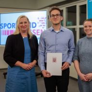 Hessens Sportministerin Diana Stolz (links) zusammen mit Stipendiat Sebastian Tippelt ( TG Walldorf) und Malin Hoster, Vorsitzende der Sportjugend Hessen.
                Bild: Foto-Halisch