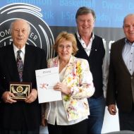 Beim Empfang der HTG Bad Homburg zum 90. Geburtstag ihres Ehrenvorsitzenden Fritz Burmeister: (von links) Helmut Reith (2. Vorsitzender Sportkreis Hochtaunus), Fritz und Inge Burmeister, Werner Voigt (Präsident HTG Bad Homburg) und Norbert Möller (Vorsitzender Sportkreis Hochtaunus).                Bild: Gerhard Strohmann