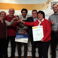 Sterne des Sports: Die Vorstandsmitglieder des TSV Berndorf  (v.l.) Anja Schlömer, Otto Brühne, Jawad Belfiqih und Erika Marpe mit Carsten Stumpe (Waldeck-Frankenberger Bank/4. v. r.), Marius Hamel (Sportkreis) und Ralf-Rainer Klatt (Landessportbund).                 Bild: Menkel