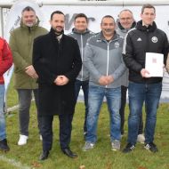 Nach der Überreichung des Zuwendungsbescheides durch die Ministerin stellten sich zum Gruppenfoto (von links) Marco Luckhardt, Bauamtsleiter Martin Schultheiß, Bürgermeister Luca Fritsch, Martin Ohnesorge, Sandro Bottaro, Carsten Liehr, Philipp Lange, Ministerin Diana Stolz, Landrat Winfried Becker, MdL Christin Ziegler, Sportkreisvorsitzender Ulrich Manthei, MdK Anna-Maria Bischof                Bild: Günter Brandt