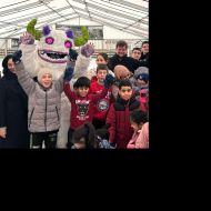 Gruppenfoto nach dem Eislaufspaß mit Markus Jestaedt, dem Vorsitzenden des Sportkreis Rheingau-Taunus, im Hintergrund (Mitte)                Bild: Sportkreis