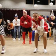 Prinzenpaare, Sportkreis und Politik gemeinsam bei der närrischen Sportstunde                Bild: Lisa Schmedemann (Offenbach Post)