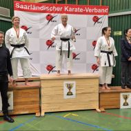 Mitte: Monika Lang 1. Platz, zweite von rechts: Joheina Hamami 3. Platz, beide Kata weiblich Masterklasse Ü 55 und beide vom SC Judokan e.V. Frankfurt                Bild: Monika Lang für den HFK