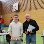 Die Silberne Leistungsnadel des lsb h wurde im Auftrag der Präsidentin Juliane Kuhlmann durch den Sportkreisvorsitzenden Harry Piaskowski überreicht                 Bild: Daniel Jahn - DRK Marbach