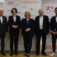 v.l.n.r. Daniel Neumann (Landesverband der J&uuml;dischen Gemeinden in Hessen), Vizepr&auml;sident Ralf-Rainer Klatt (lsb h),&nbsp;Kirchenpr&auml;sidentin Prof. Dr. Christiane Tietz (ev. Kirche), Pr&auml;sidentin Juliane Kuhlmann&nbsp; (lsb h),&nbsp;Weihbischof Prof. Dr. Karlheinz Diez (kath. Kirche),&nbsp;Pr&auml;sident Alon Meyer (MAKKABI Deutschland)
                Bild: Markus Wimmer