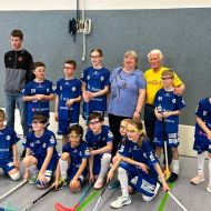 Spielerinnen und Spieler des SV Neuhof mit Abteilungsleiterin Marion Bund und Helmut Heisen (re.)                Bild: Sportkreis
