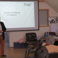Der Präsident Klaus-Dieter Lachmann begrüßt die Teilnehmer am Seminar „Gewaltprävention“.                Bild: Robert Heinbücher