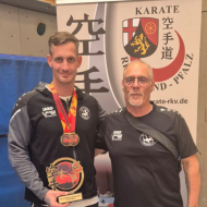 Links: Benjamin Eck vom KV Limburg mit seinen zwei Goldmedaillen, rechts Trainer und Vater Jochen Eck                Bild: Benjamin Eck privat