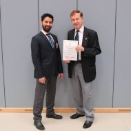 Links: Kampfrichterreferent Dr. Yasin Islam, rechts Kampfrichter Dieter Rath mit der Urkunde für 55 Jahre Tätigkeit als Kampfrichter                Bild: Martina Bier für den HFK