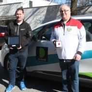 DISAG-Mitarbeiter Sascha Thürstein (links) übergab die neuen Lichtzielanlagen an HSV-Jugendleiter Stefan Rinke.                Bild: Hessischer Schützenverband