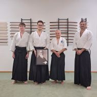 Die Prüflinge Hendrik Friebe, 1. Dan und Daniel Tippelt, 3. Dan mit dem Vorsitzenden der Prüfungskommission, Dr. Hans-Peter Vietze, 7. Dan, Mitglied der Technischen Kommission des Deutschen Aikido-Bundes e.V.  und dem vorbereitenden Trainer, Andreas Kreuzer, 3. Dan                Bild: Anke Meister