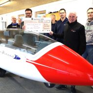 Daniel Kümmel - der neue 1. Vorsitzende des Aero Club Rhön e. V. Fulda - freut sich sehr über den Förderscheck des lsb h, der durch den Sportkreisvorsitzenden Harald Piaskowski übergeben wurde                Bild: Klaus Gärtner