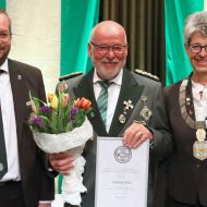Die größte hessische tragbare Ehrung, den Ehrenring erhielt Norbert Link (Mitte)