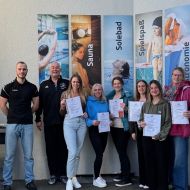 Erzieherinnen legen das DLRG-Abzeichen in Bronze ab: (von links) Marius Hamel (Bewegungskoordinator Landkreis), Lehrgangsleiter Jörg Schröder zusammen mit den Teilnehmerinnen Swetlana Freund, Elena Raisch, Jennifer Müller, Janina Pooch, Theresa Meier und Anja Klaus.                Bild: Sportkreis Waldeck-Frankenberg
