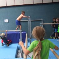 Kinder in einem Turnparcours