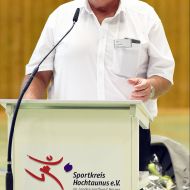 Norbert Möller wird auf dem Sportkreistag 2025 zum Ehrenvorsitzenden des Sportkreises Hochtaunus ernannt.                Bild: Gerhard Strohmann
