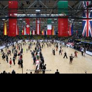 Buntes Treiben auf der mit Parkett ausgelegten Eisfläche der Frankfurter Eissporthalle                Bild: Robert Panther (www.PantherPhotoPress.de)