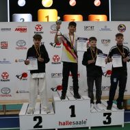 Mitte: Milan Carapic vom Karate Dojo Dietzenbach, Deutscher Meister Kumite Jungen -50 Kilo                Bild: Martina Bier für den HFK
